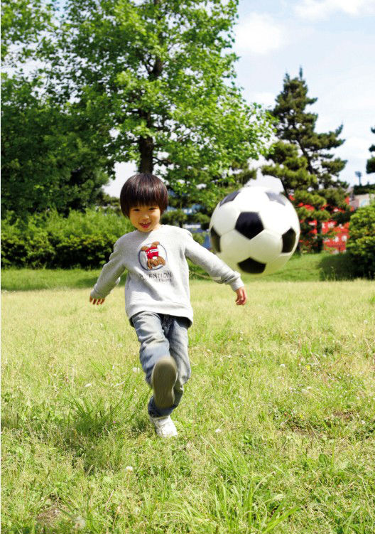 photoshop图像处理技巧:制作小孩踢球动感效果