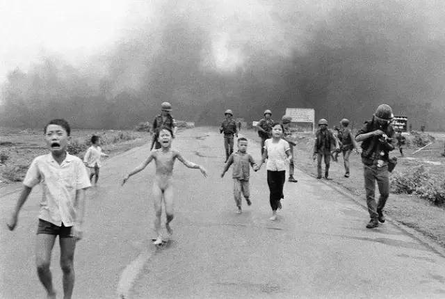 1972年6月8日,"凝固汽油弹下的女孩"发表,举世震惊,这张图片被认为